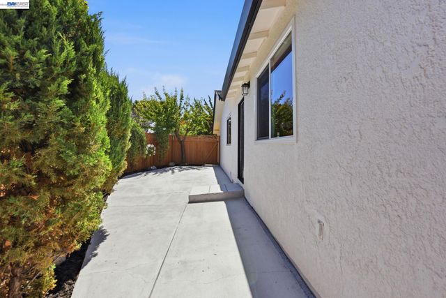 965 Collins Court, Hayward, CA 94544