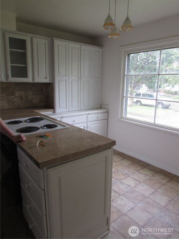 1111 9th Avenue, Longview, WA 98632
