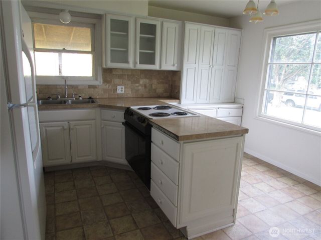 1111 9th Avenue, Longview, WA 98632