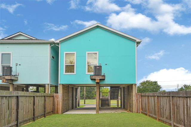 911 13th Street, San Leon, TX 77539