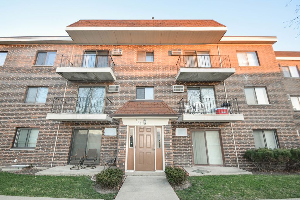 962 N Rohlwing Road 201A, Addison, IL 60101