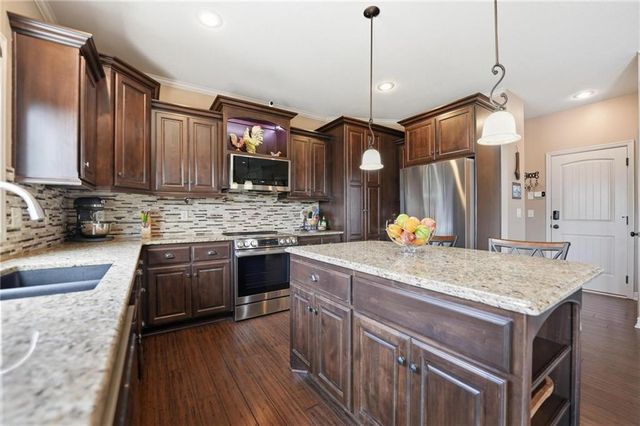 1513 SW Whistle Drive, Lee's Summit, MO 64082
