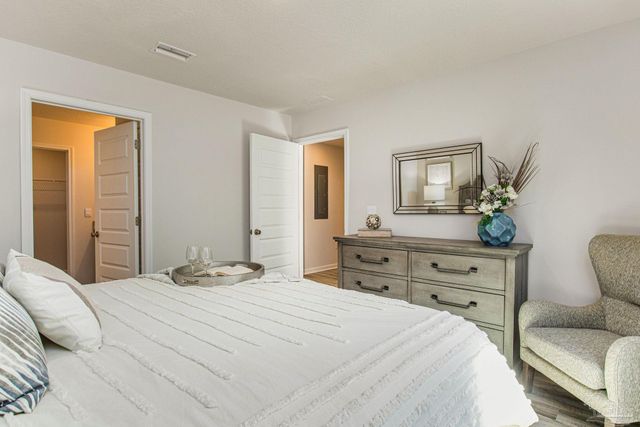 6473 Firefly Dr, Milton, FL 32583