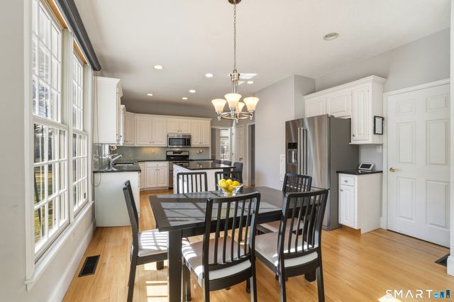 10 Buckingham Lane, West Hartford, CT 06117