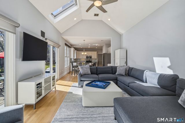 10 Buckingham Lane, West Hartford, CT 06117