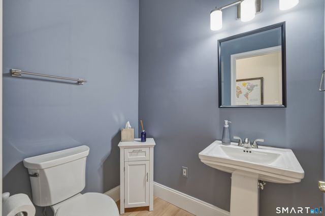 10 Buckingham Lane, West Hartford, CT 06117