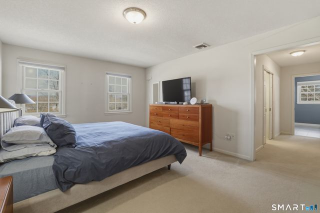 10 Buckingham Lane, West Hartford, CT 06117