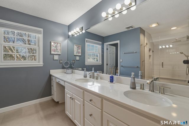 10 Buckingham Lane, West Hartford, CT 06117