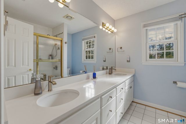 10 Buckingham Lane, West Hartford, CT 06117