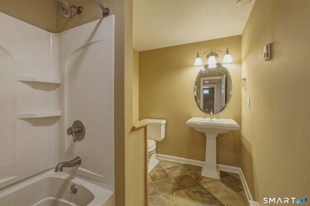 10 Buckingham Lane, West Hartford, CT 06117