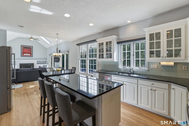 10 Buckingham Lane, West Hartford, CT 06117