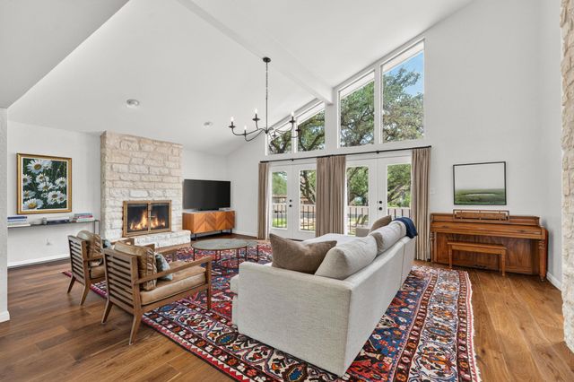 50 Stillmeadow DR, The Hills, TX 78738