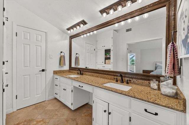 50 Stillmeadow DR, The Hills, TX 78738
