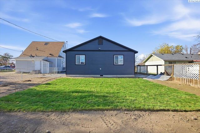324 3rd Ave, Mabton, WA 98935
