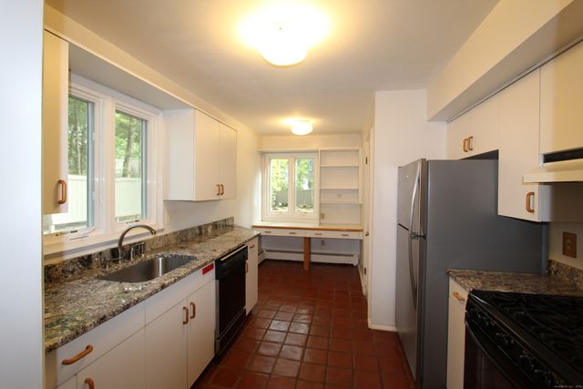 6 Lyle Court C, Farmington, CT 06032