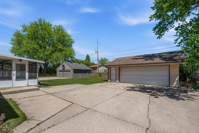 2922 102nd STREET, West Allis, WI 53227