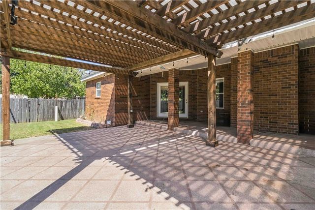 214 Center Drive, Lowell, AR 72745