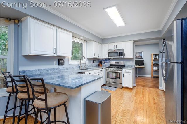 42790 Ledgeview Drive, Novi, MI 48377