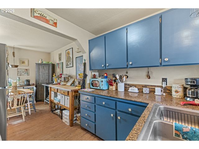 931 S 4TH St, Coos Bay, OR 97420