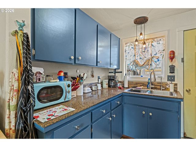 931 S 4TH St, Coos Bay, OR 97420