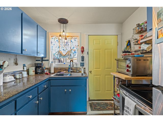 931 S 4TH St, Coos Bay, OR 97420