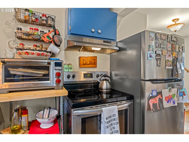 931 S 4TH St, Coos Bay, OR 97420