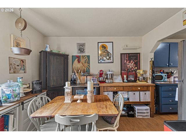 931 S 4TH St, Coos Bay, OR 97420