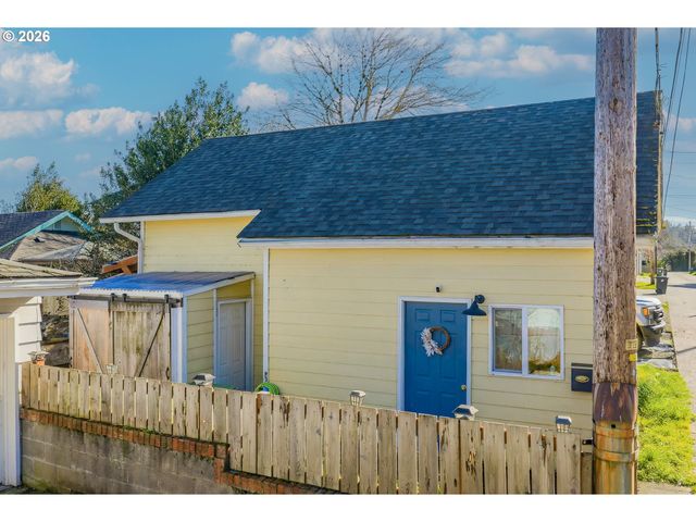 931 S 4TH St, Coos Bay, OR 97420