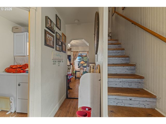 931 S 4TH St, Coos Bay, OR 97420