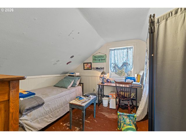 931 S 4TH St, Coos Bay, OR 97420