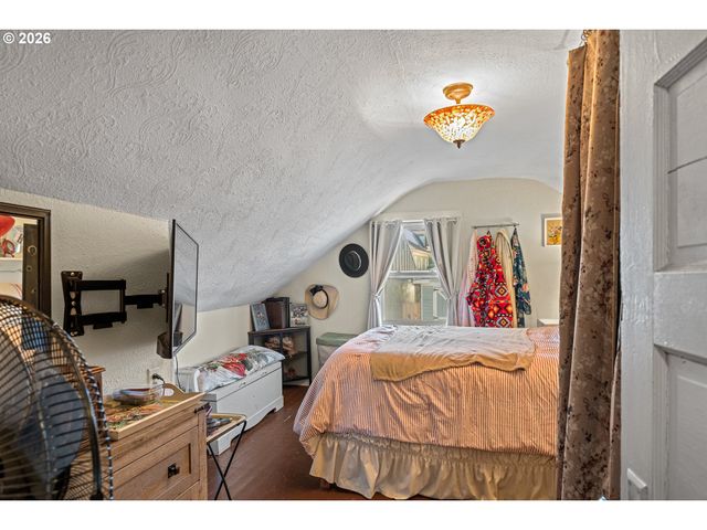 931 S 4TH St, Coos Bay, OR 97420