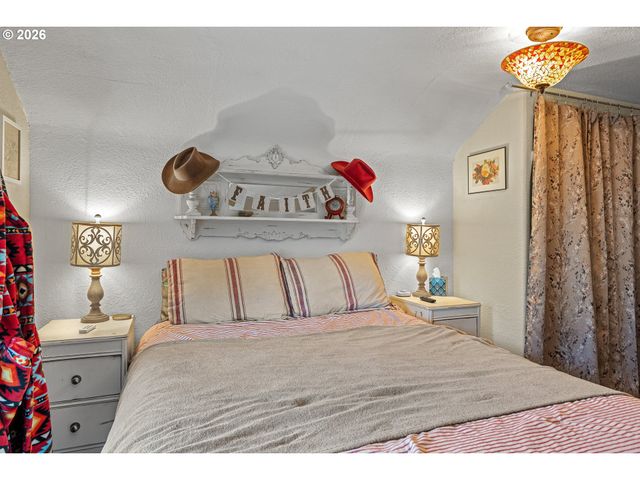 931 S 4TH St, Coos Bay, OR 97420