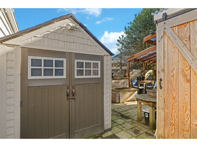 931 S 4TH St, Coos Bay, OR 97420