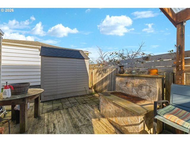 931 S 4TH St, Coos Bay, OR 97420