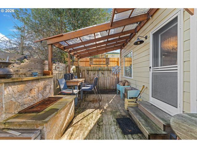 931 S 4TH St, Coos Bay, OR 97420