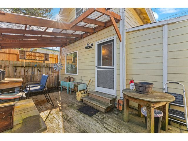 931 S 4TH St, Coos Bay, OR 97420