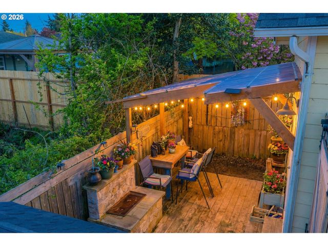 931 S 4TH St, Coos Bay, OR 97420