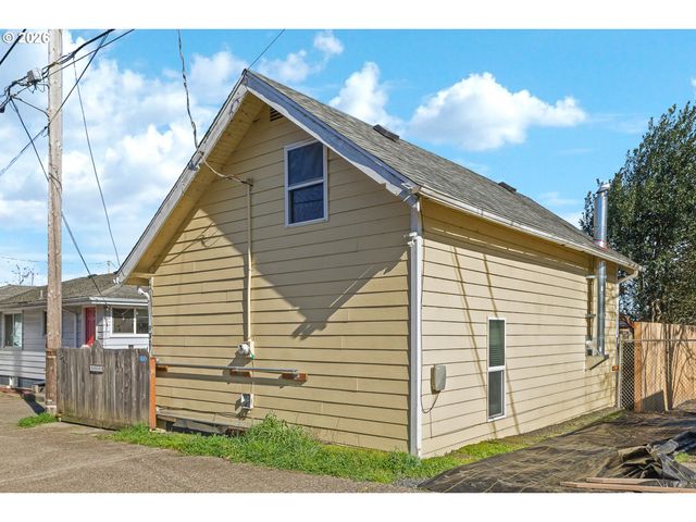 931 S 4TH St, Coos Bay, OR 97420