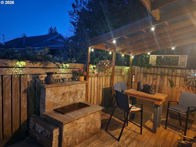 931 S 4TH St, Coos Bay, OR 97420