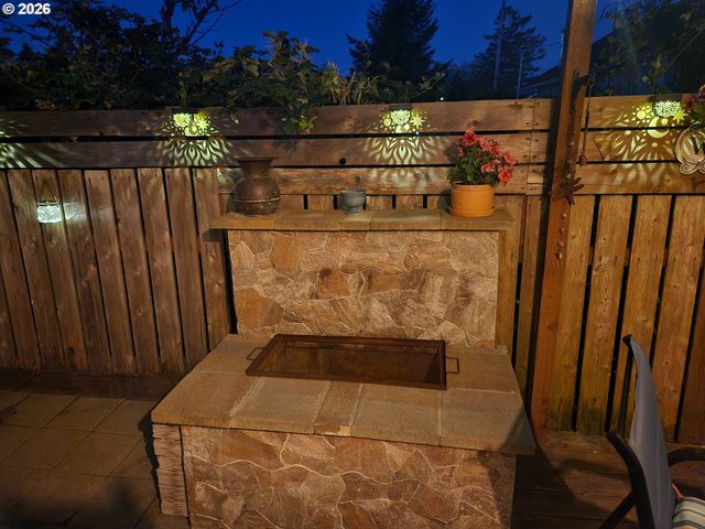 931 S 4TH St, Coos Bay, OR 97420