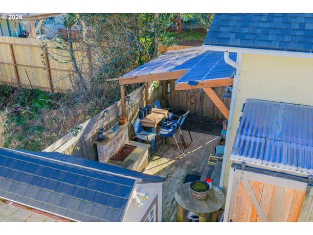 931 S 4TH St, Coos Bay, OR 97420