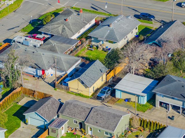 931 S 4TH St, Coos Bay, OR 97420