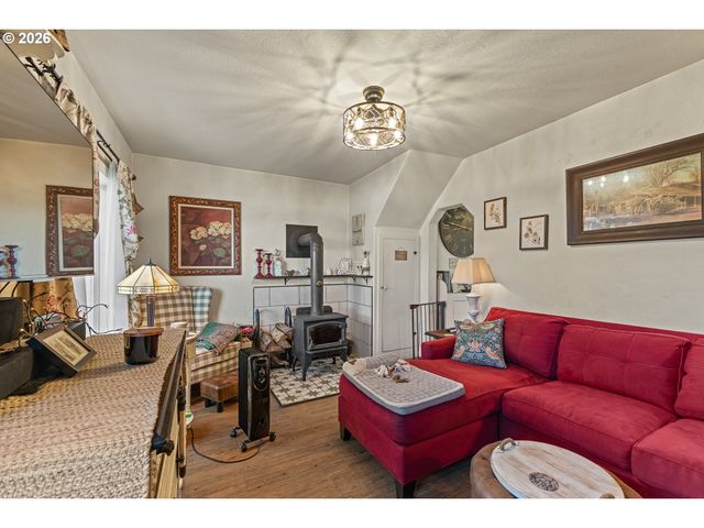 931 S 4TH St, Coos Bay, OR 97420