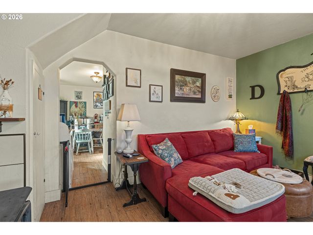 931 S 4TH St, Coos Bay, OR 97420