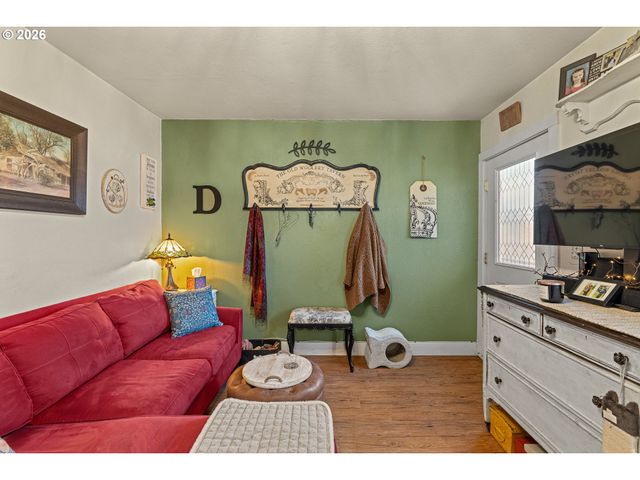 931 S 4TH St, Coos Bay, OR 97420