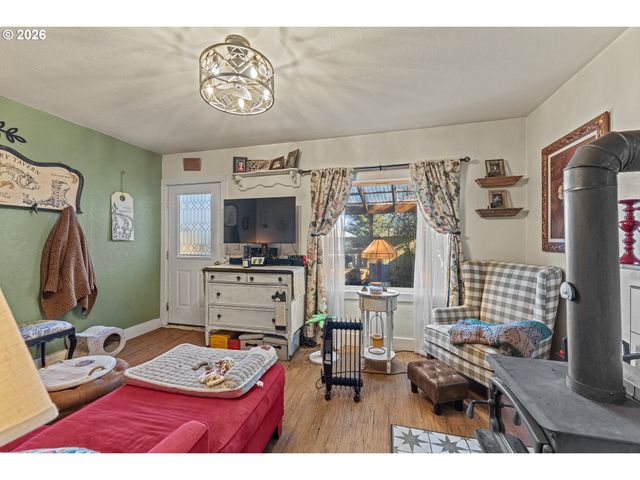 931 S 4TH St, Coos Bay, OR 97420