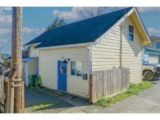 931 S 4TH St, Coos Bay, OR 97420
