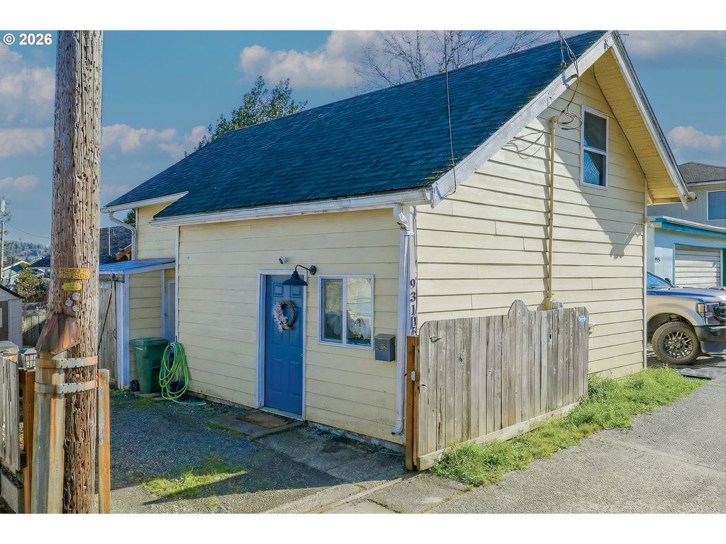 931 S 4TH St, Coos Bay, OR 97420