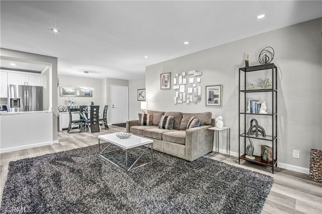 950 N Kings Road 103, West Hollywood, CA 90069