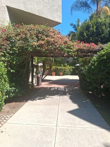 950 N Kings Road 103, West Hollywood, CA 90069